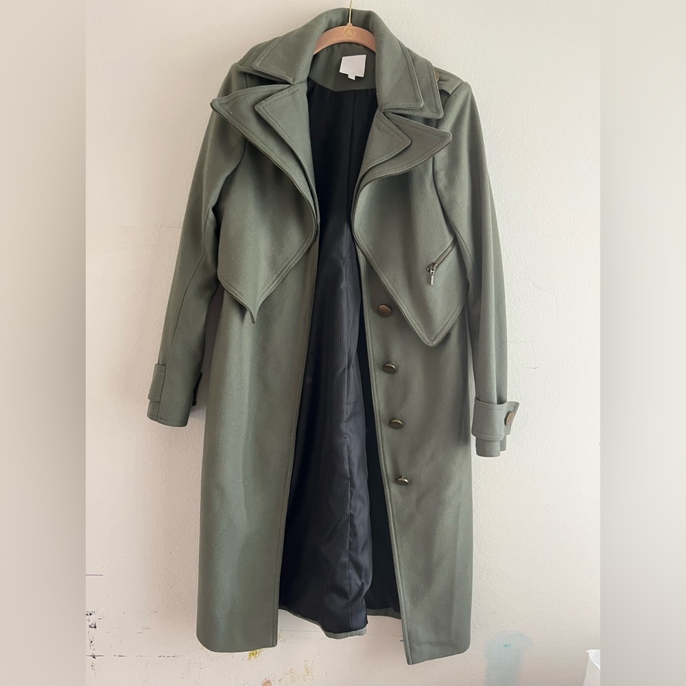 Unique SSS White trench coat in green